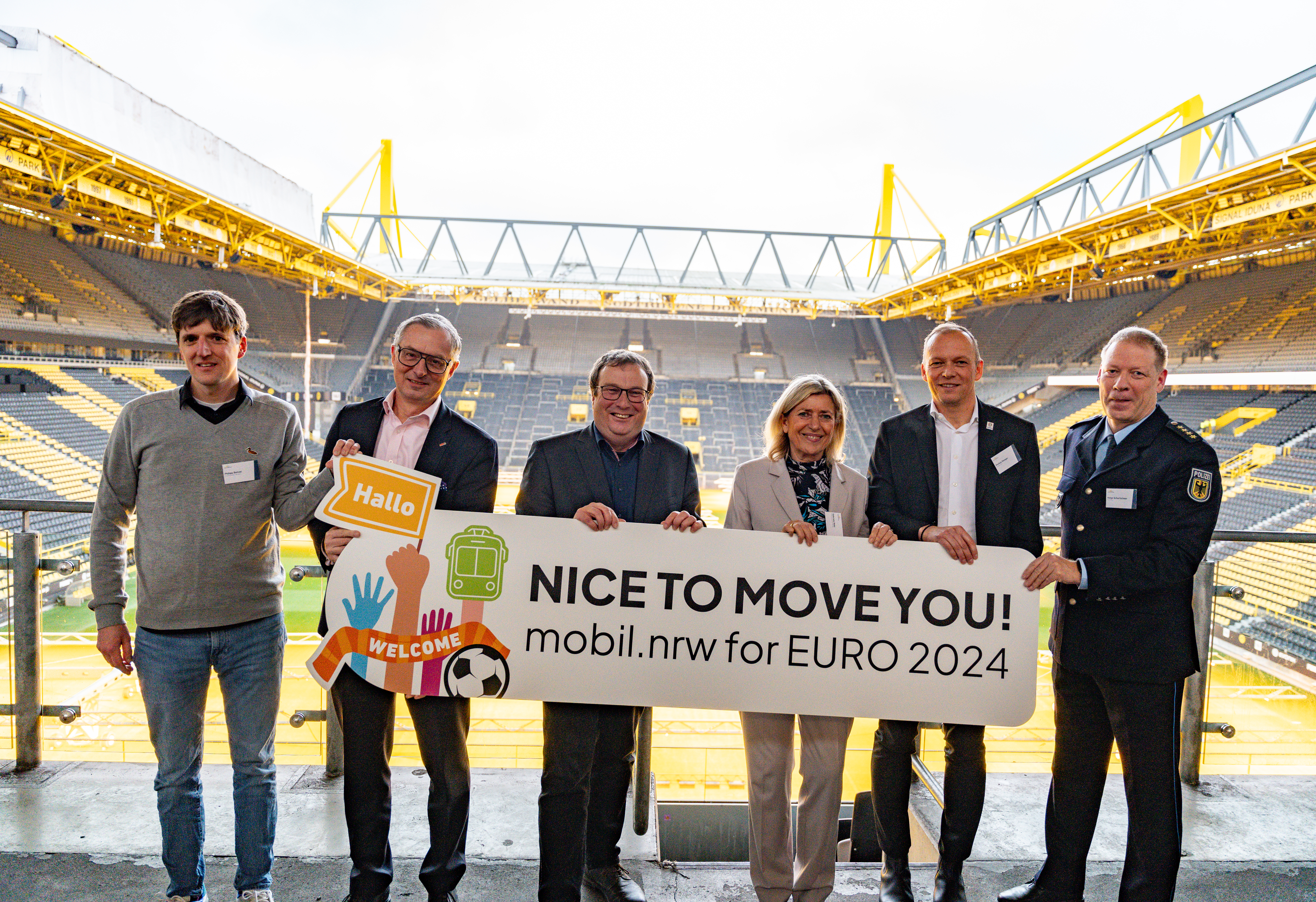 Oliver Krischer und Co. halten Nice to move You Schild im Signal Iduna Park - öffnet Bild in größerer Ansicht