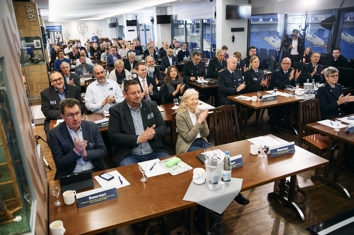 Konferenzsaal beim ersten Colloquium zur EURO 2024 auf Schalke 